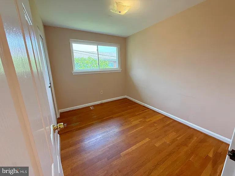 7104 Adelphi Rd — Photo 18