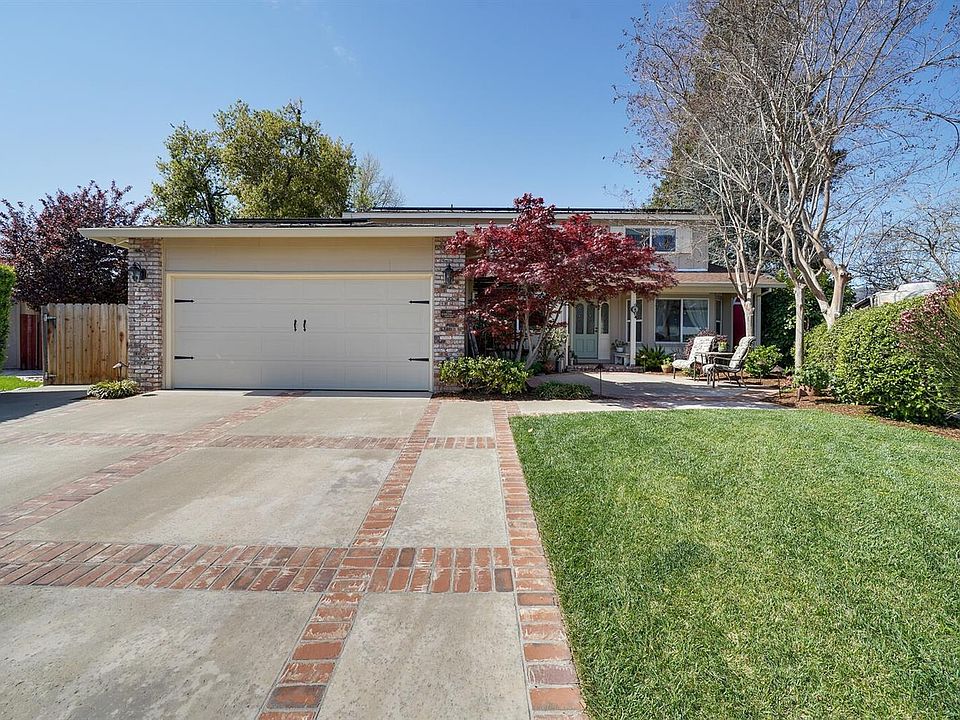 1st image of 132 Hawthorn Ct