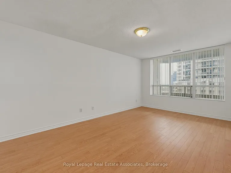 25 Kingsbridge Garden Cir #2424 — Photo 24