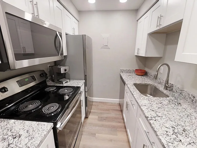 La Fonda Apartments — Photo 5