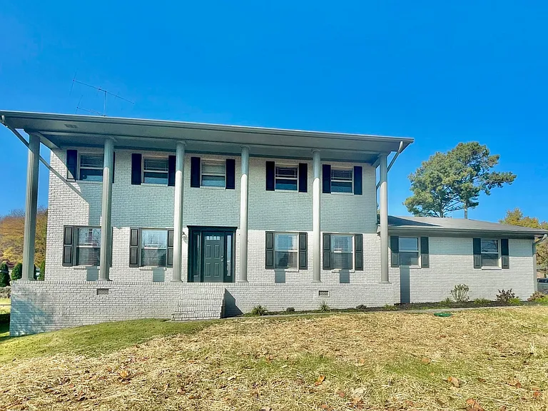 223 Raintree Ln — Photo 1