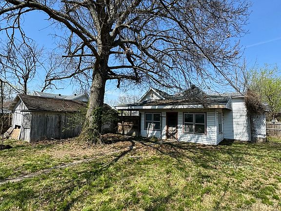 4th image of 322 E Rock Street