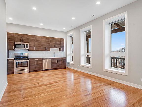 3rd image of 1420 N Milwaukee Ave #302