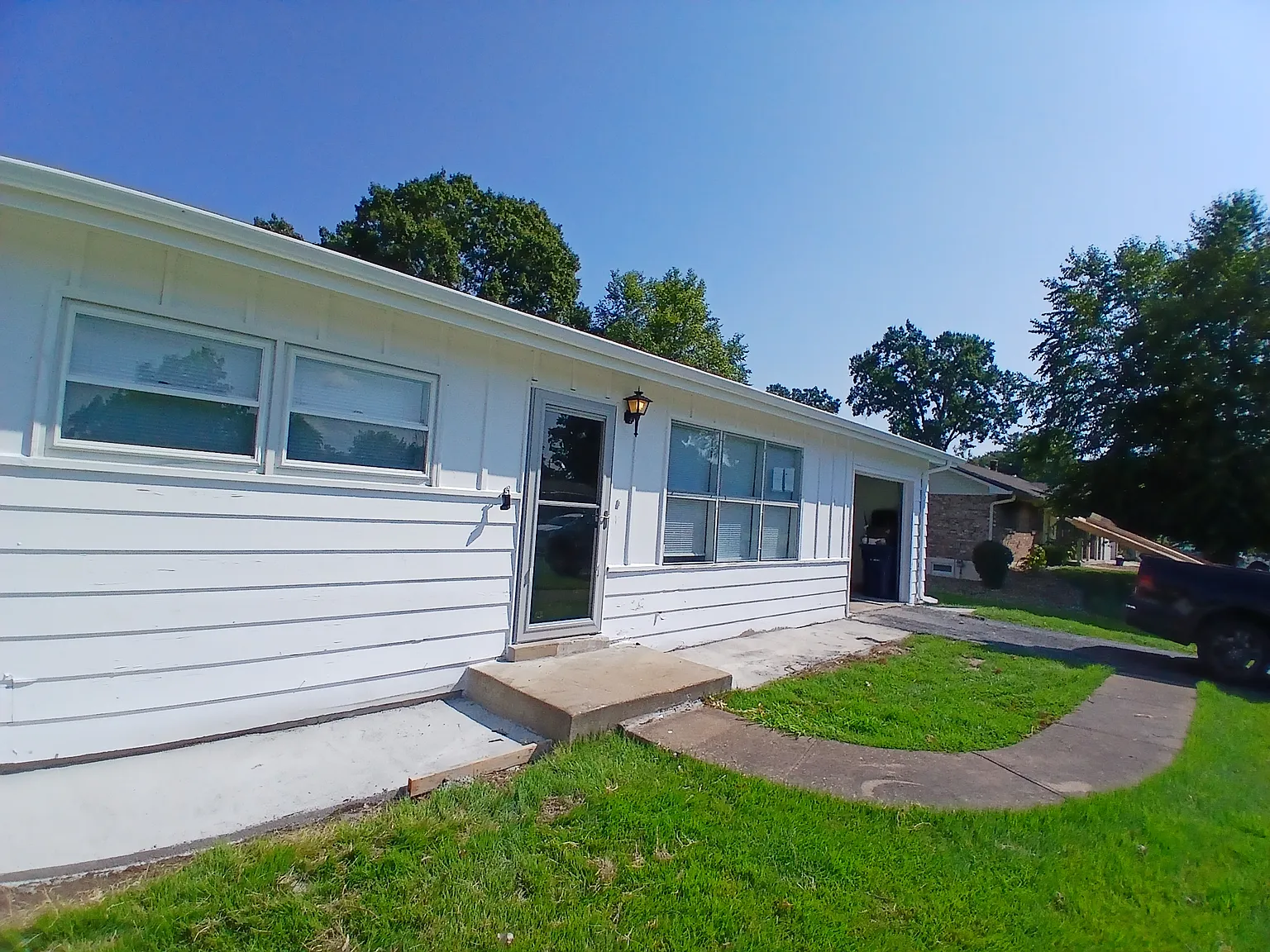 4 bed, 1.5 bath, 1200 sqft, $2,600 — Photo 2