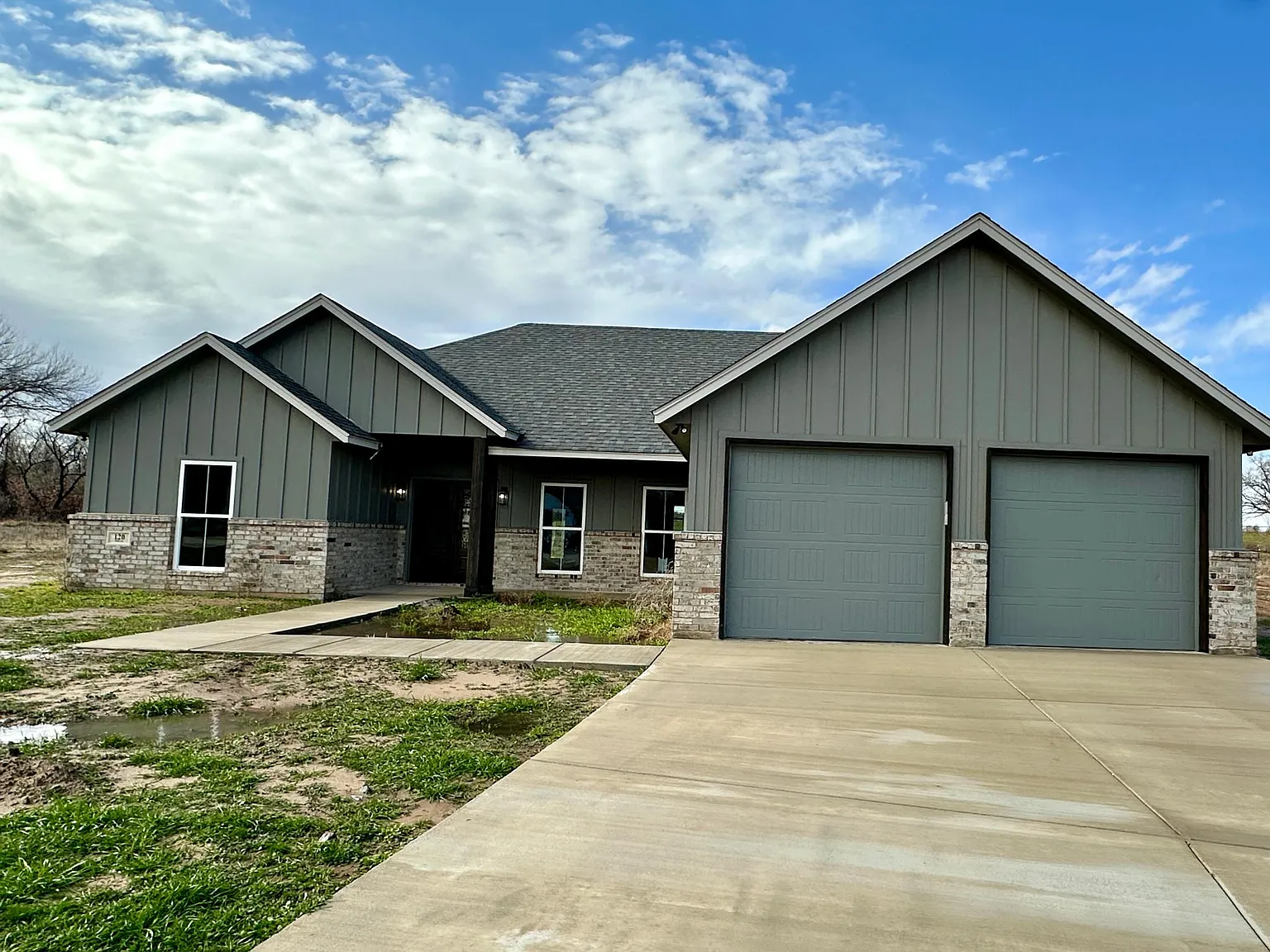 3 bed, 1600 sqft, $2,320 — Photo 1