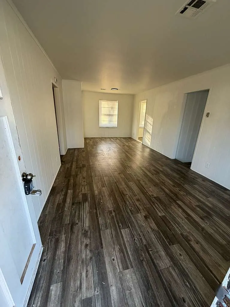 4401 N Rockwell Ave — Photo 4