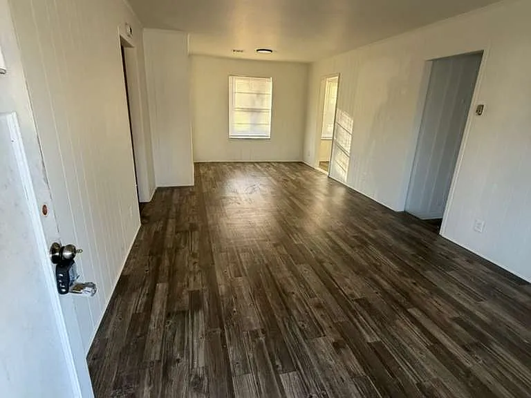4401 N Rockwell Ave — Photo 4