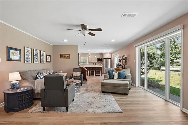 102 N Dabney Dr — Photo 10
