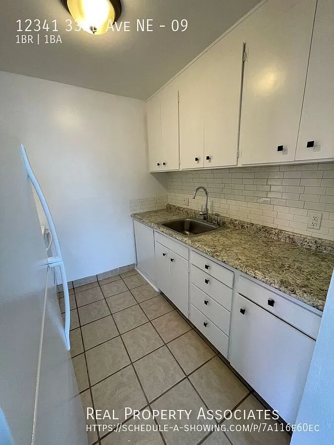 Pet friendly, 1 bed, 1 bath, top floor, corner apartment — Photo 2