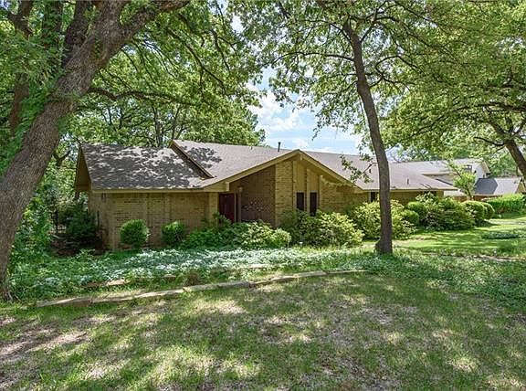 2nd image of 2104 Pembrooke Pl