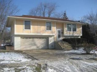 1009 Meadow Ln, Streamwood, IL
