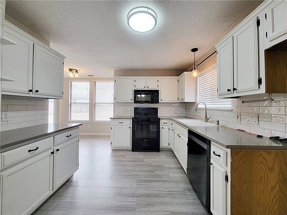 4th image of 1411 River Oak Dr