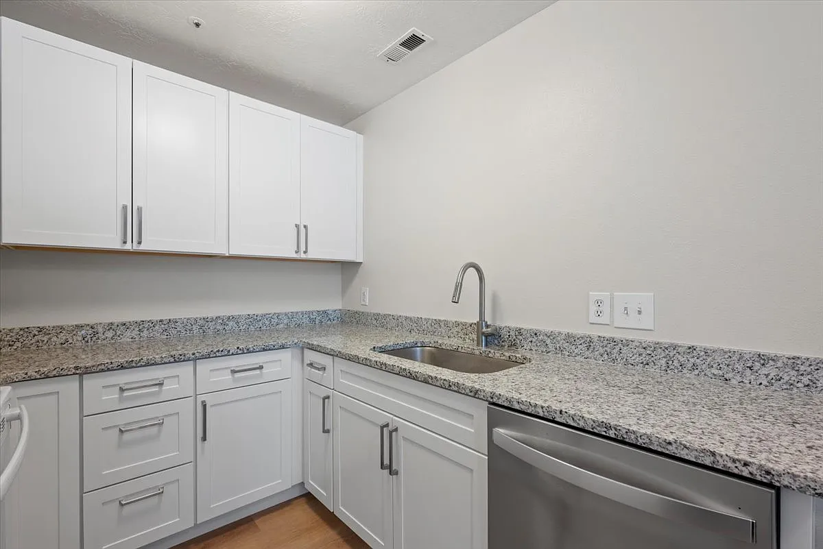 2 bed, 770 sqft, $439 — Photo 4
