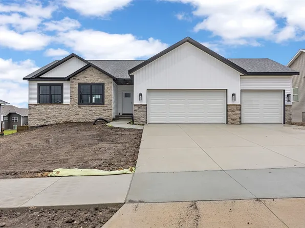 1435 Cardinal Dr, Fairfax, IA 52228