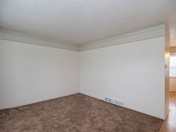 5th image of 828 White Pine Dr