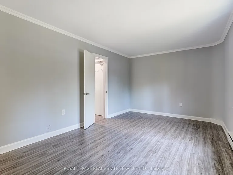 302 Maple Ave #MAIN FLOOR — Photo 21