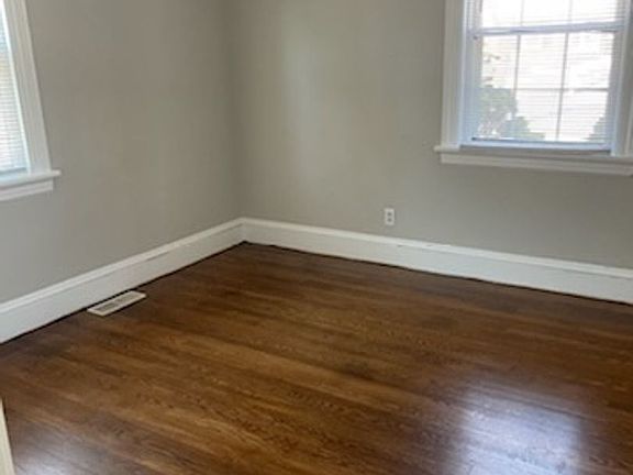 4th image of 2813 Kenwood Ave