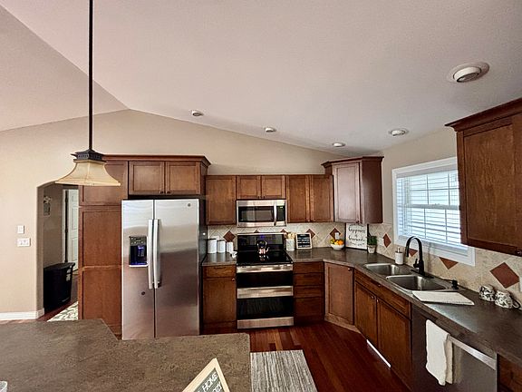 3rd image of 280 Juniper St