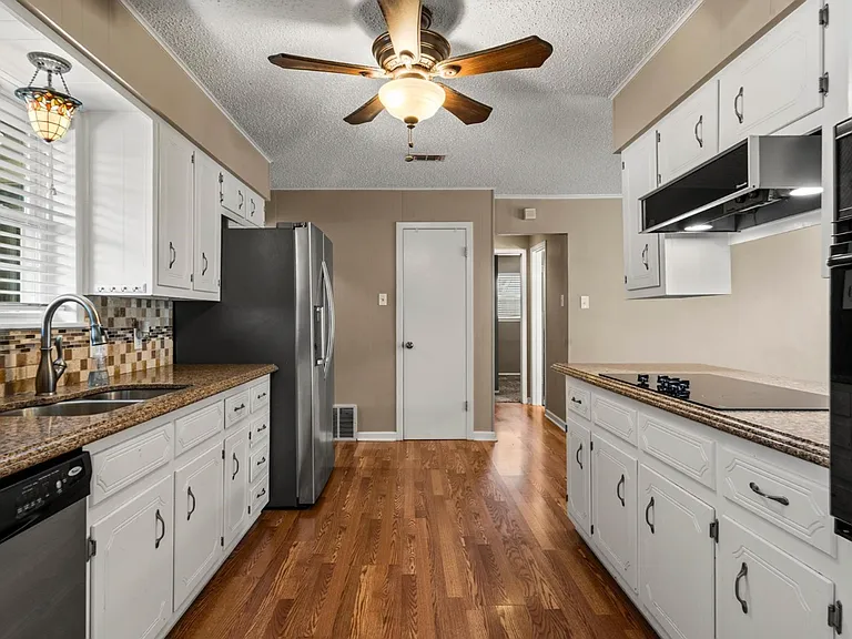 436 Topeka Dr — Photo 6