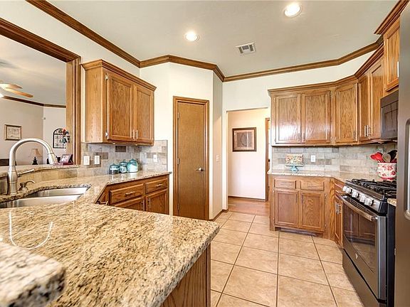 5th image of 1112 E North Lake View Ln