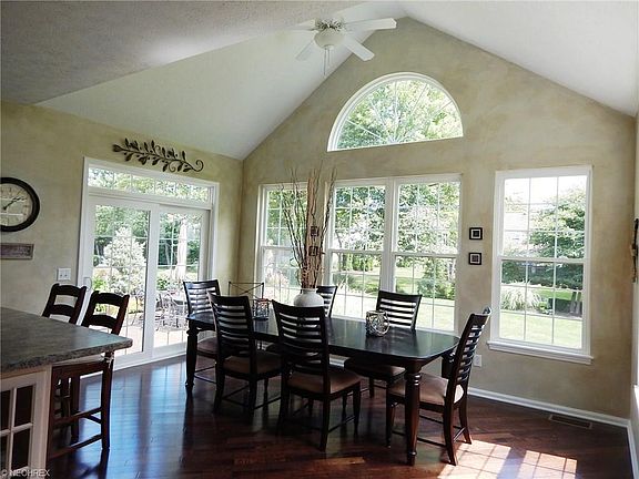 4th image of 383 Harbor Ct