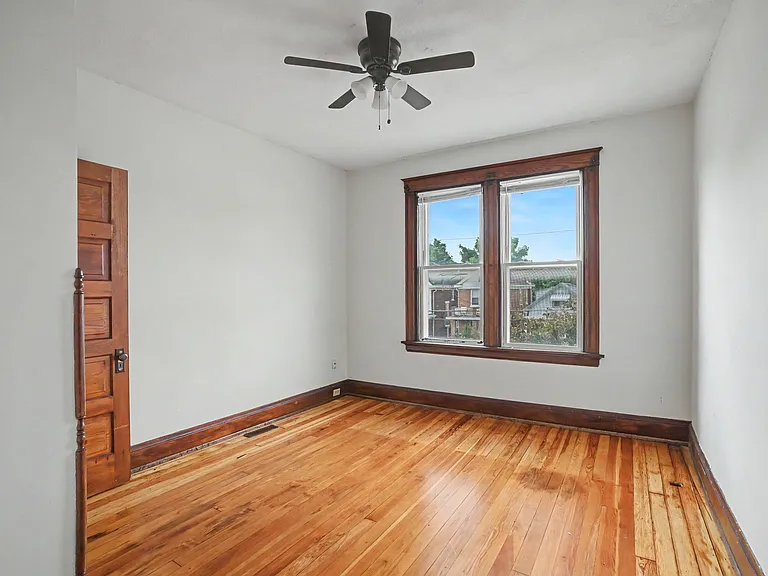2428 Robertson Ave — Photo 8