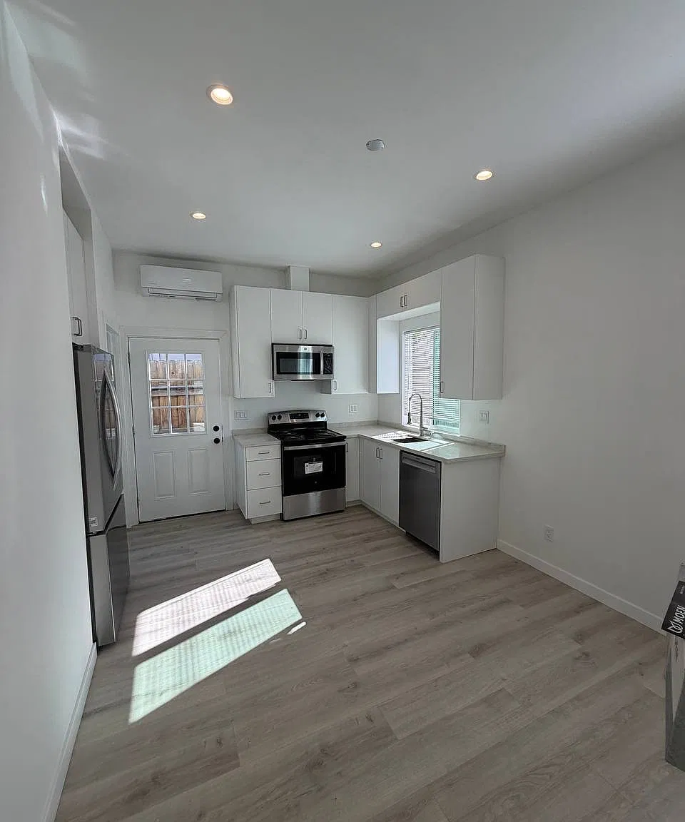 2 bed, 670 sqft, $2,690 — Photo 2