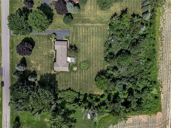 4th image of 3999 Lake Rd