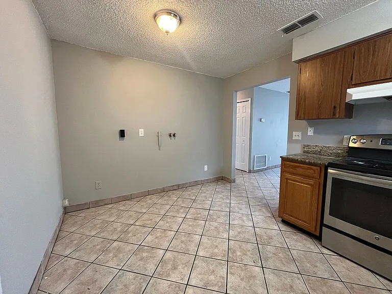 910 S Center St — Photo 4