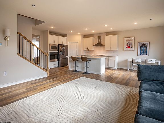 4th image of 370 Lexington Cir