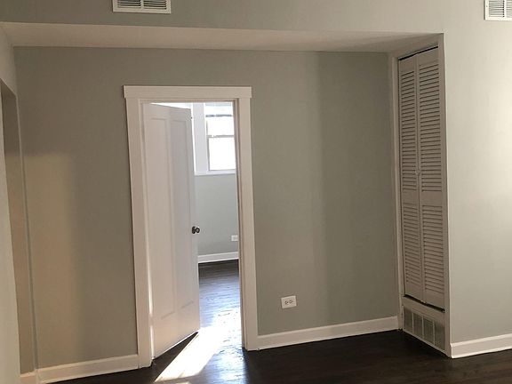 4th image of 614 W Oakdale Ave