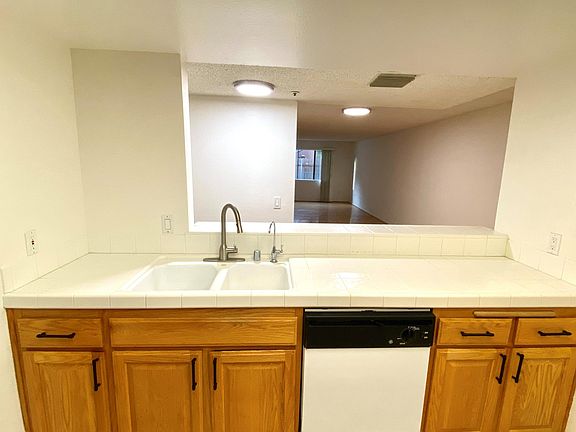 3rd image of 413 Hawthorne St APT 105