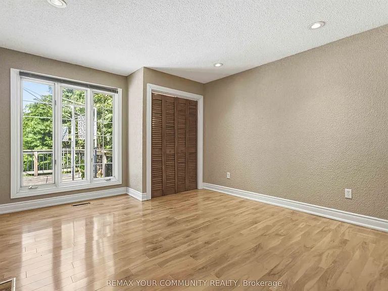 314 The Queensway S — Photo 18