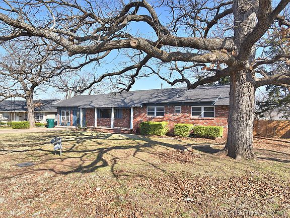 2nd image of 105 E Saddle Rock Rd