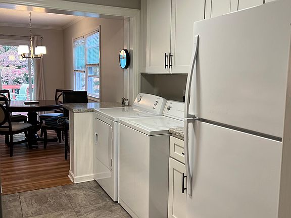 washer and dryer included, fridge with ice-maker