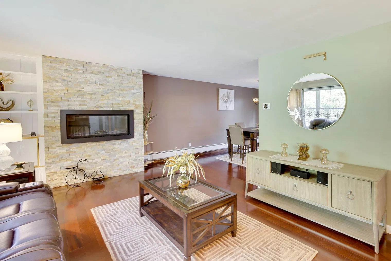 5 bed, 2.0 bath, 2572 sqft, $7,844 — Photo 3