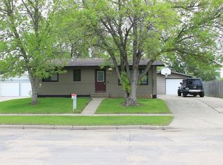 2206 California Dr, Minot, ND 58703