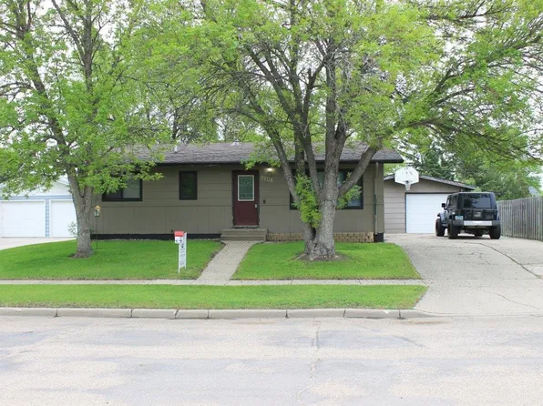 2206 California Dr, Minot, ND 58703