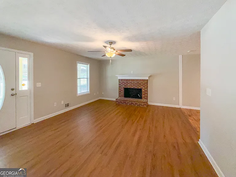 2025 Old Concord Dr SE — Photo 4
