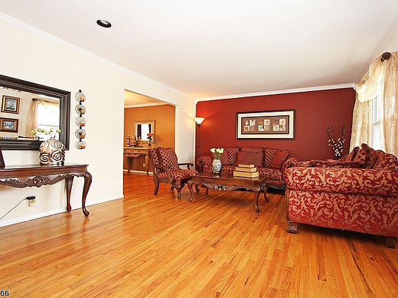5th image of 30 Colonial Woods Dr