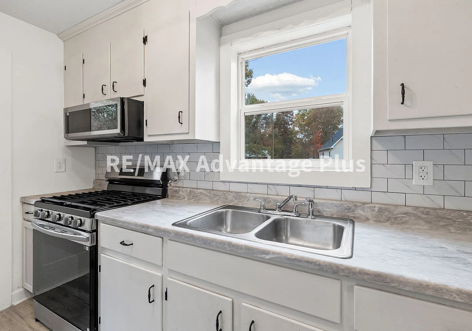 Updated 2-bedroom home close to Farmville — Photo 4