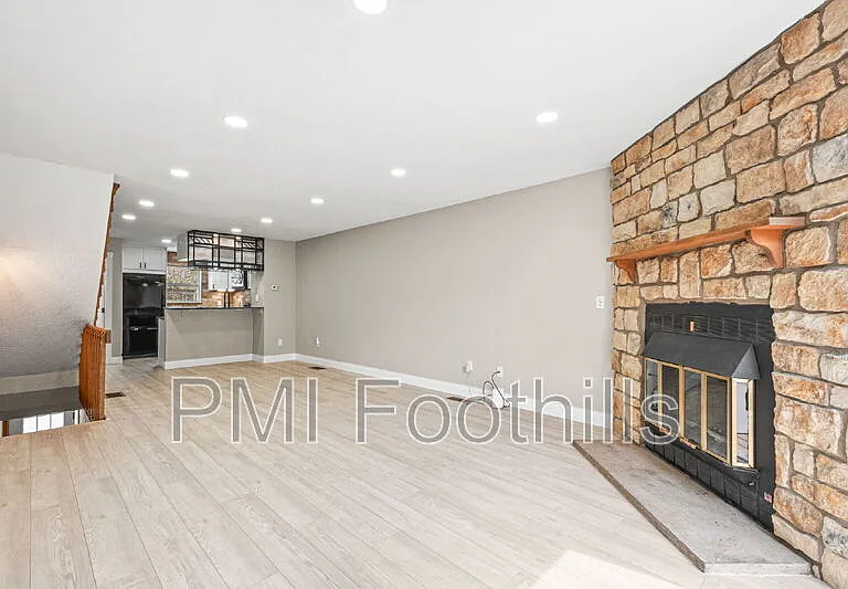 2578 E Nichols Cir — Photo 4