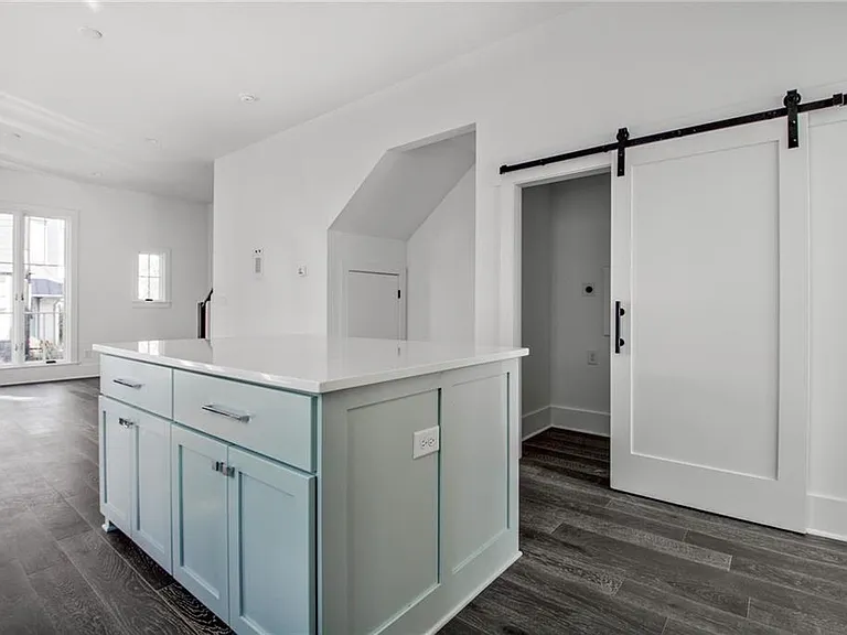 135 Carlyle Ln — Photo 12