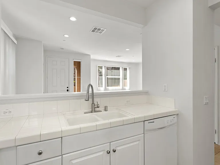 152 Hedge Bloom — Photo 9