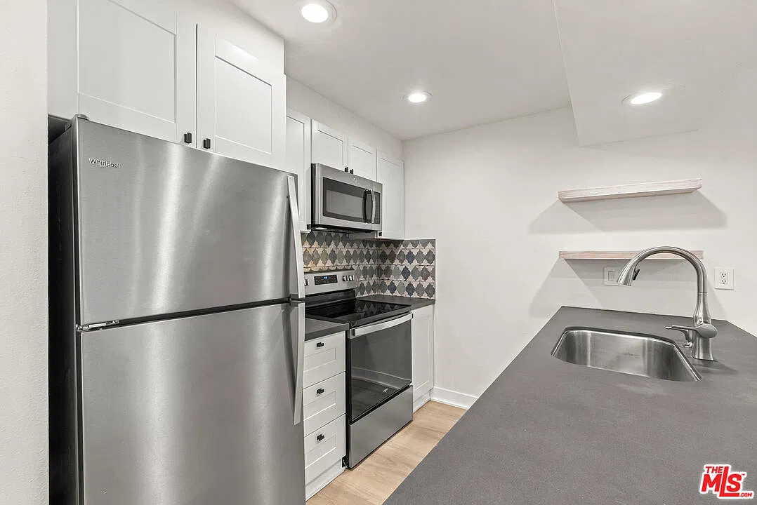 750 N Kings Rd — Photo 3