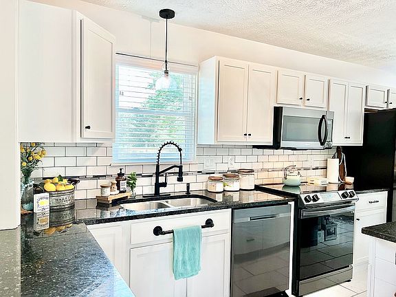 4th image of 813 Caroway Blvd