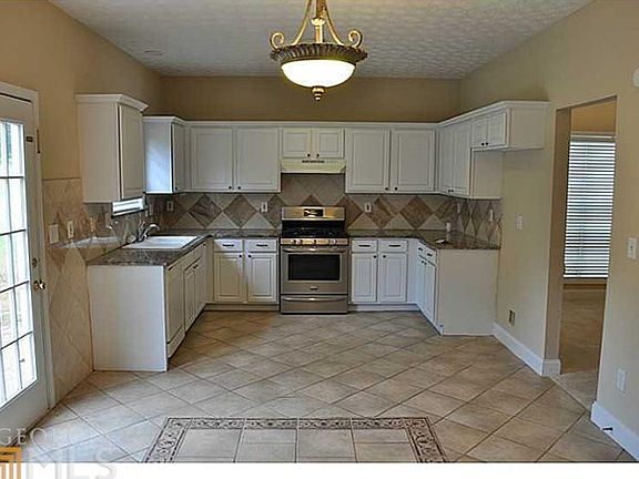 3rd image of 655 Clairidge Ln