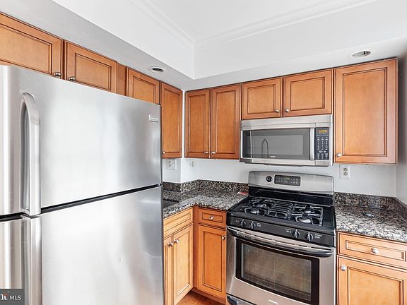 5th image of 2333 Catharine St Floor 3