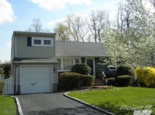 16 Quebec Dr, Huntington Station, NY 11746