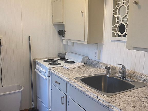 5th image of 303 2nd Ave W #2